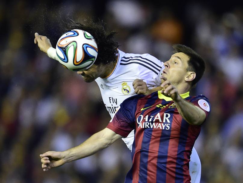 Messi francobollato da Pepe. Afp